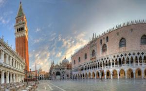 Piazza San Marco in Venice wallpaper thumb