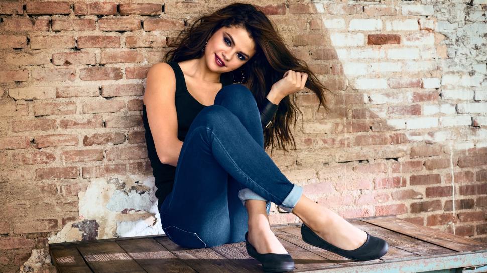 Selena Gomez Smile wallpaper,young HD wallpaper,singer HD wallpaper,beautiful HD wallpaper,2560x1440 wallpaper