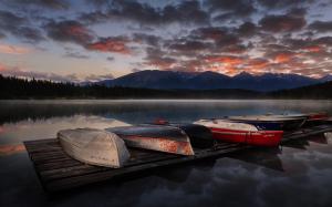 Lake, boats, sunset, mountains, clouds wallpaper thumb