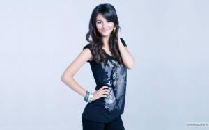 Beautifull Victoria Justice Smile Pictures wallpaper thumb