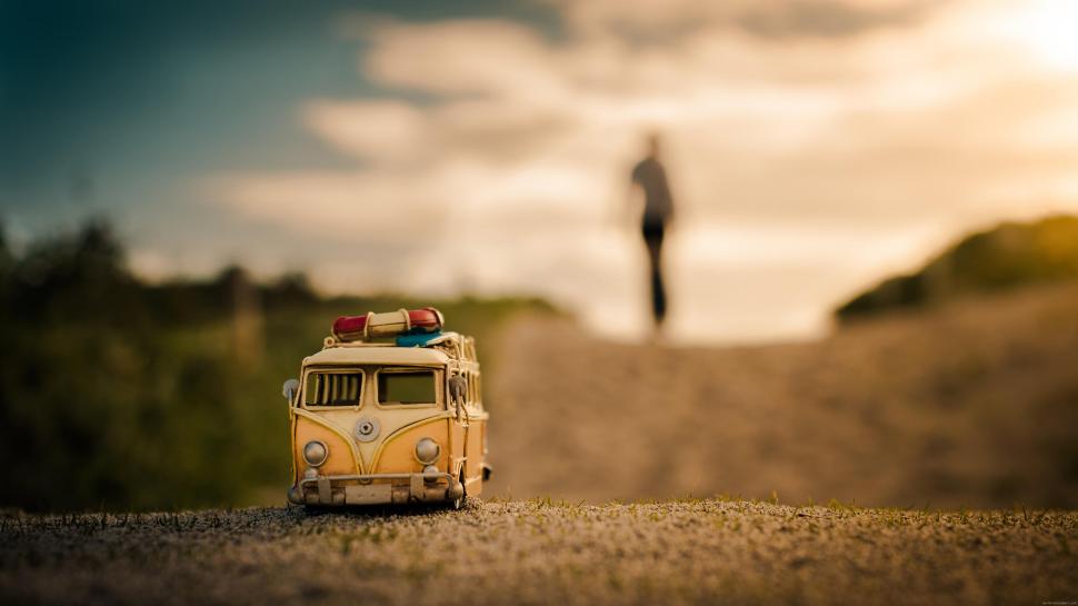 Little yellow bus and woman shadow wallpaper,bus HD wallpaper,shadow HD wallpaper,road HD wallpaper,diverse HD wallpaper,3840x2160 wallpaper