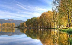 Park autumn lakes, quiet environment, trees, mountains, water reflection wallpaper thumb