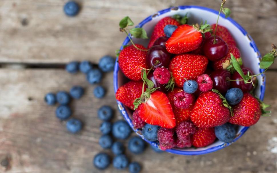 Berries Strawberries Raspberries Blueberries Plate wallpaper,berries wallpaper,strawberries wallpaper,raspberries wallpaper,blueberries wallpaper,plate wallpaper,1680x1050 wallpaper