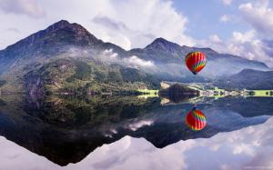 Hot Air Balloon Over The Lake wallpaper thumb