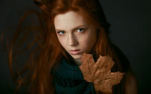 Freckles girl, maple leaf wallpaper thumb