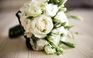Bouquet of white roses wallpaper thumb