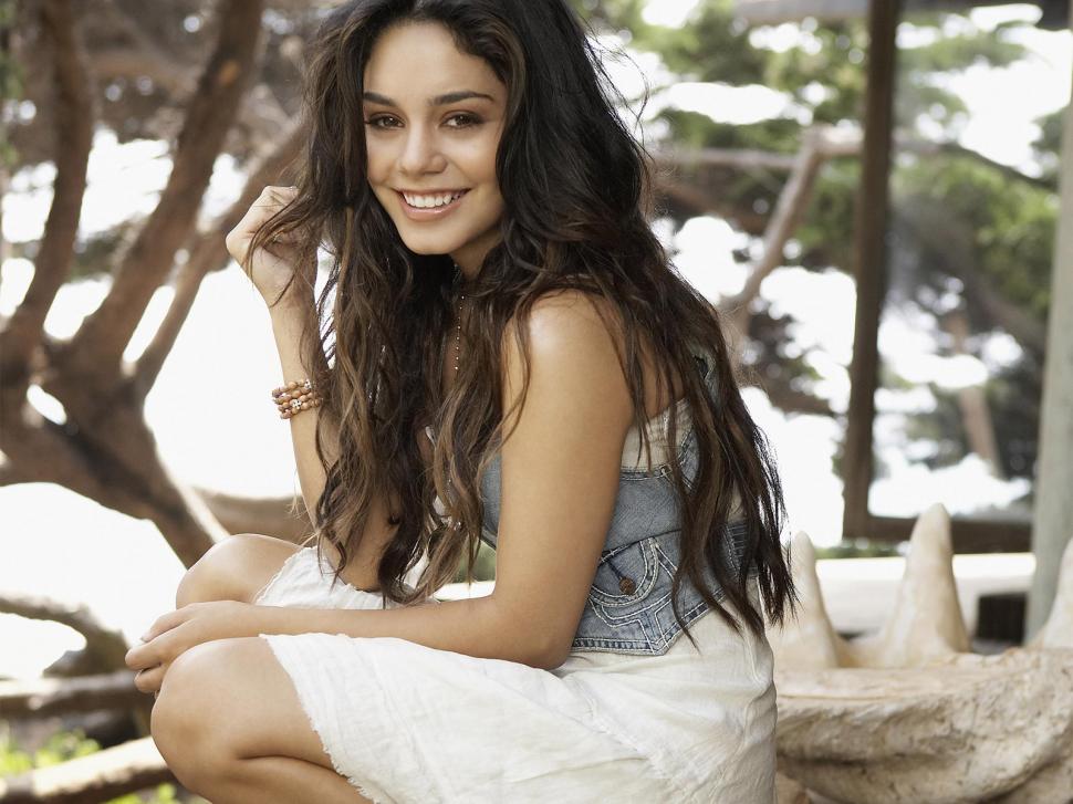 Vanessa Hudgens, Celebrities, Star, Woman, Long Hair, Face, Smiling, Photography, Depth Of Field wallpaper,vanessa hudgens wallpaper,celebrities wallpaper,star wallpaper,woman wallpaper,long hair wallpaper,face wallpaper,smiling wallpaper,photography wallpaper,depth of field wallpaper,1600x1200 wallpaper