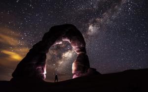 Milky Way above the Delicate Arch wallpaper thumb