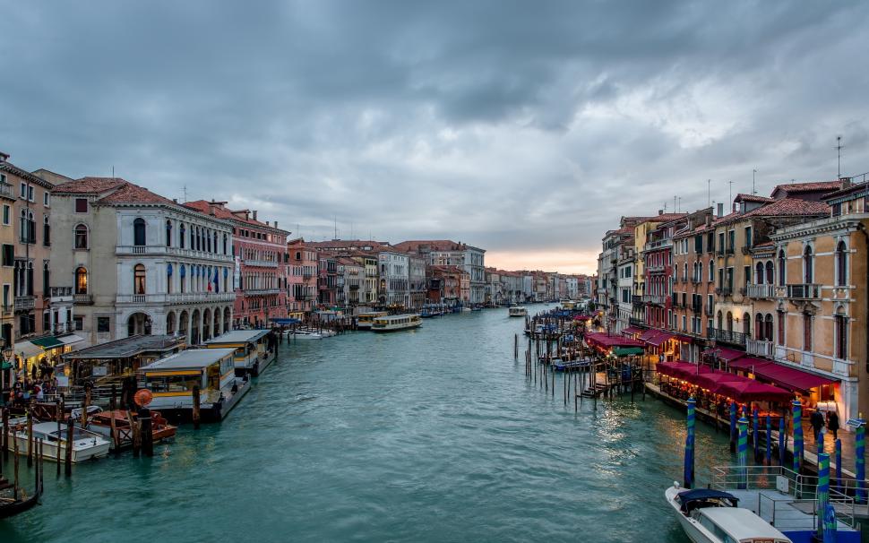 Cloudy Day in Venice wallpaper,venice HD wallpaper,condole HD wallpaper,boats HD wallpaper,2560x1600 wallpaper