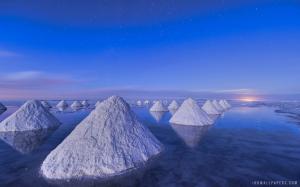 Salt Piles in Salar de Uyuni (Bolivia) wallpaper thumb