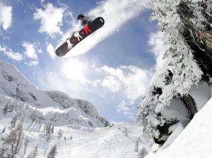 Snowboarding Cliff Jump Free HD Widescreen s wallpaper thumb