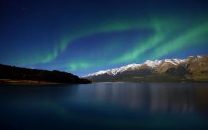 Aurora Borealis reflecting in the lake wallpaper thumb