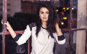 Selena Gomez, Women, Brunettes, Long Hair, Earrings wallpaper thumb