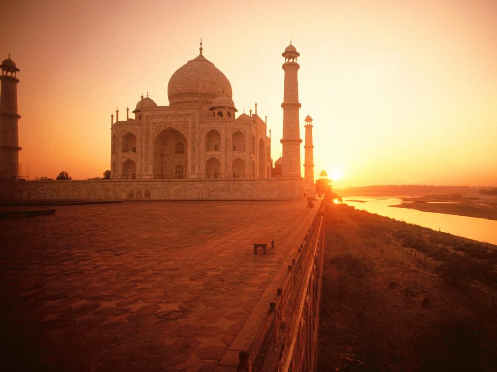 The Taj Mahal at Sunset India HD wallpaper,sunset wallpaper,the wallpaper,world wallpaper,travel wallpaper,travel & world wallpaper,at wallpaper,india wallpaper,mahal wallpaper,taj wallpaper,1600x1200 wallpaper