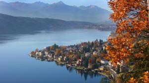 Beautiful Austrian Lake Town wallpaper thumb