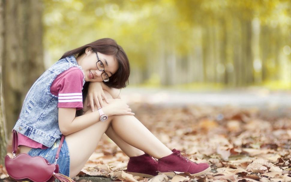 Girl, Glasses, Siting, Nature, Leaves, Smile wallpaper,girl HD wallpaper,glasses HD wallpaper,siting HD wallpaper,nature HD wallpaper,leaves HD wallpaper,smile HD wallpaper,1920x1200 wallpaper