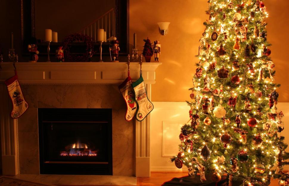 Christmas tree, fireplace, garland, ornaments, candles, stockings wallpaper,christmas tree HD wallpaper,fireplace HD wallpaper,garland HD wallpaper,ornaments HD wallpaper,candles HD wallpaper,stockings HD wallpaper,2560x1650 wallpaper