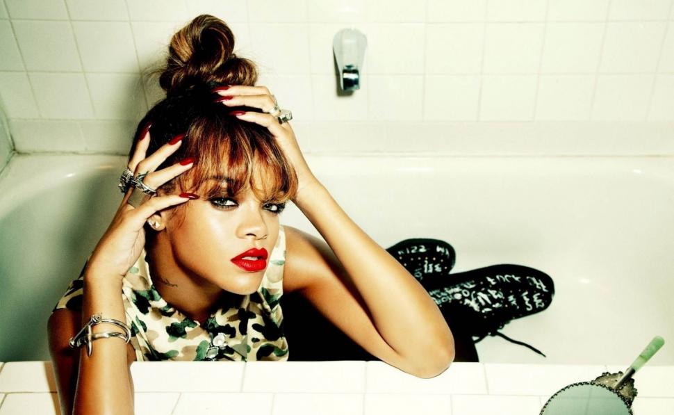 Rihanna pose wallpaper,actress HD wallpaper,singer HD wallpaper,makeup HD wallpaper,pose HD wallpaper,rihanna HD wallpaper,bath HD wallpaper,1920x1182 wallpaper