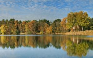 Lake in the autumn wallpaper thumb