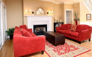 Red couches at the fireplace wallpaper thumb