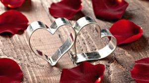 Heart-shaped metal ring wallpaper thumb