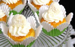 Cupcakes with cream wallpaper thumb