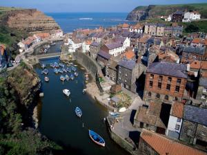 Staithes Near Whitby Engl wallpaper thumb