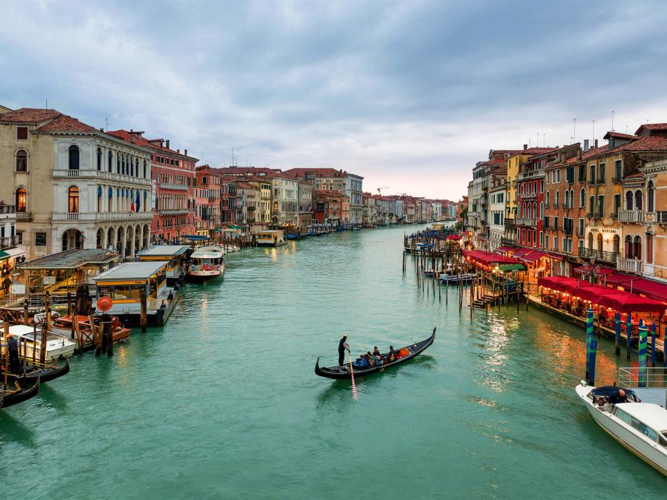 City in the water, Venice, Italy, canal, houses, boats, dusk, lights wallpaper,City HD wallpaper,Water HD wallpaper,Venice HD wallpaper,Italy HD wallpaper,Canal HD wallpaper,Houses HD wallpaper,Boats HD wallpaper,Dusk HD wallpaper,Lights HD wallpaper,1920x1440 wallpaper
