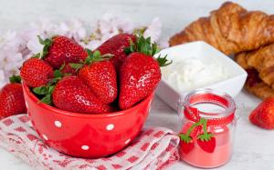 Strawberries and Sour Cream wallpaper thumb
