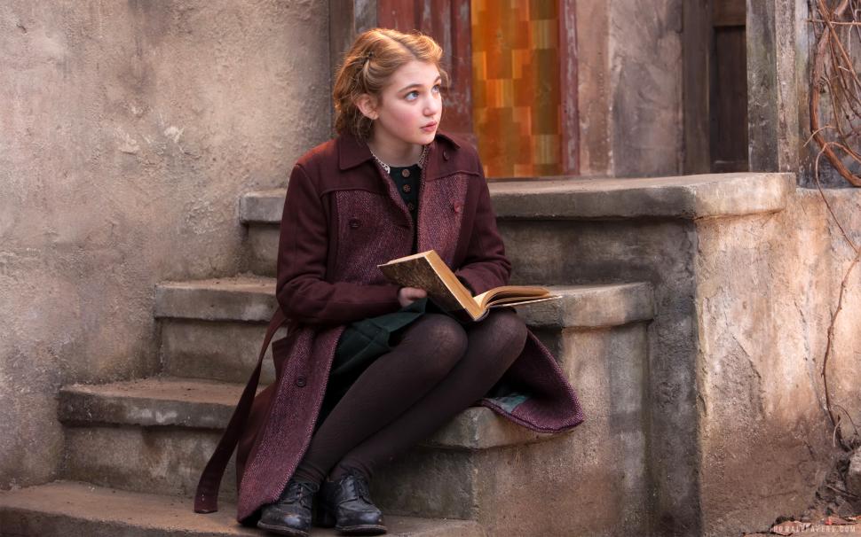 Sophie Nelisse in The Book Thief 2014 wallpaper,2014 HD wallpaper,thief HD wallpaper,book HD wallpaper,nelisse HD wallpaper,sophie HD wallpaper,2880x1800 wallpaper