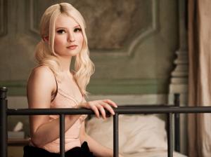 Emily Browning in Sucker Punch wallpaper thumb