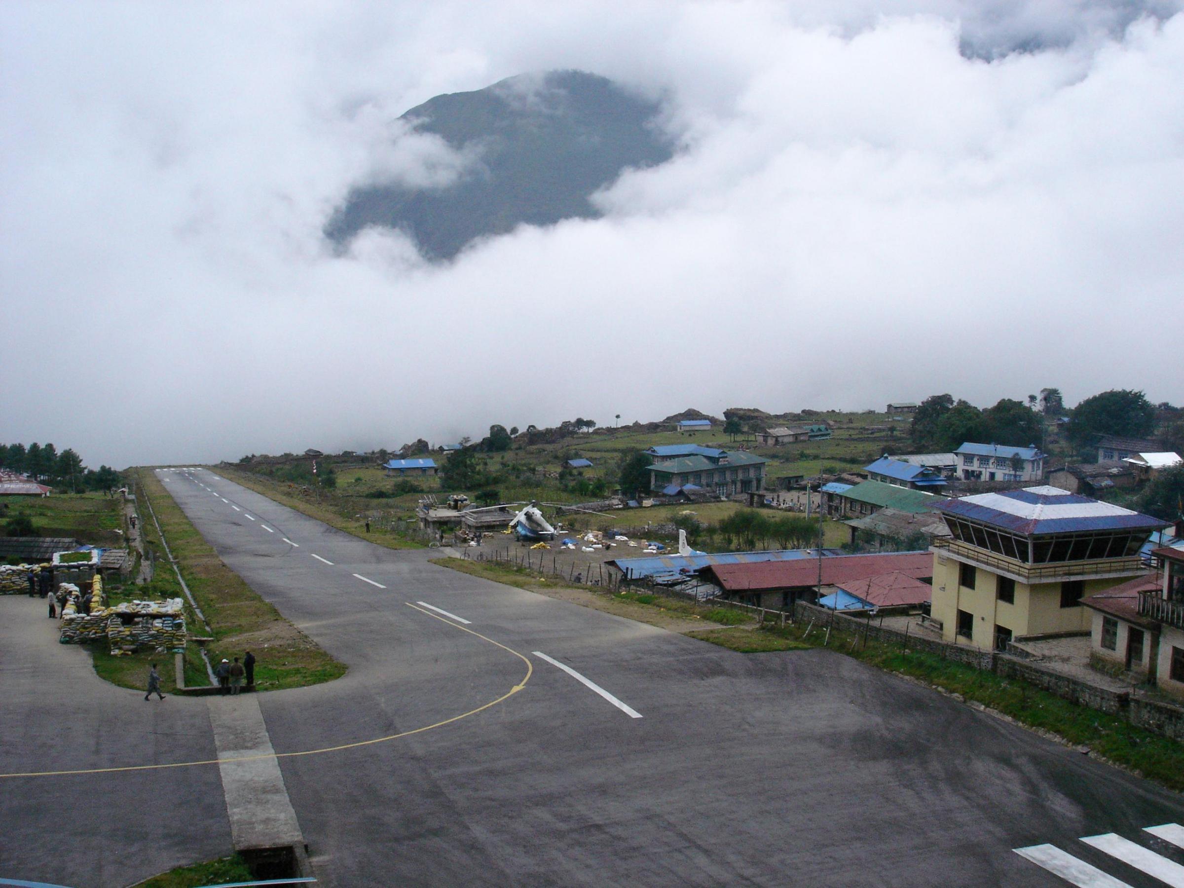 Аэропорт м воды. Аэропорт Лукла Непал. Непальский аэропорт имени Тэнцинга. Аэропорт опасный Катманду. Аэропорт Тэнцинга и Хиллари.