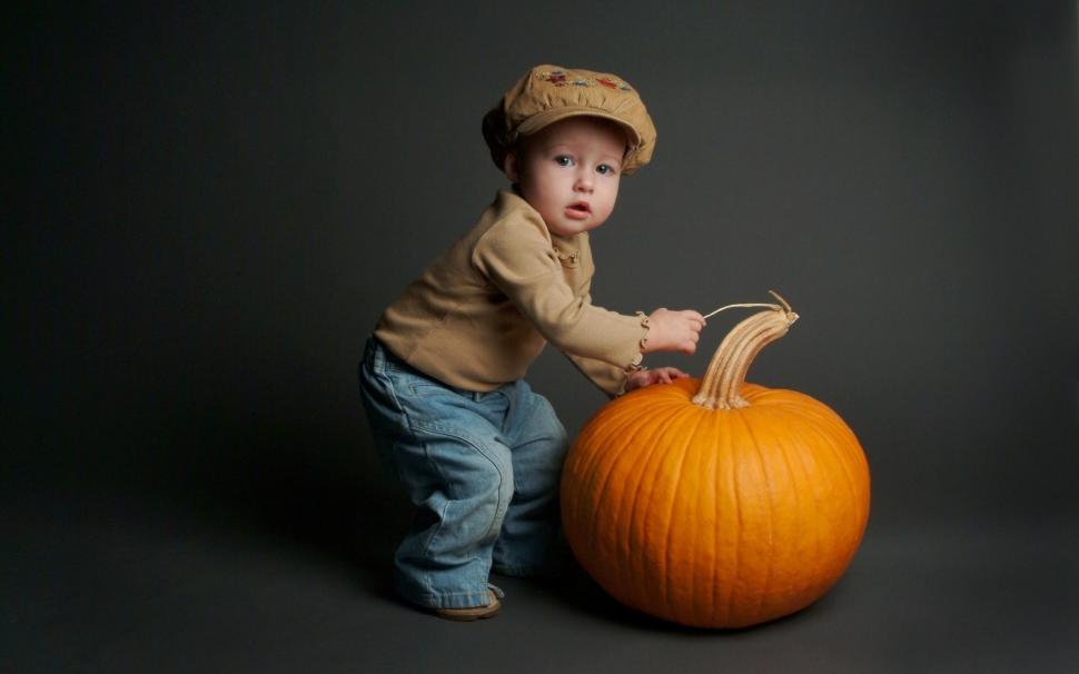 The Boy with Pumpkin wallpaper,photo HD wallpaper,kids HD wallpaper,funny HD wallpaper,1920x1200 wallpaper