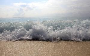 Waves on the shore wallpaper thumb