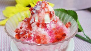 Strawberries shaved ice, cream, dessert, tasty food wallpaper thumb