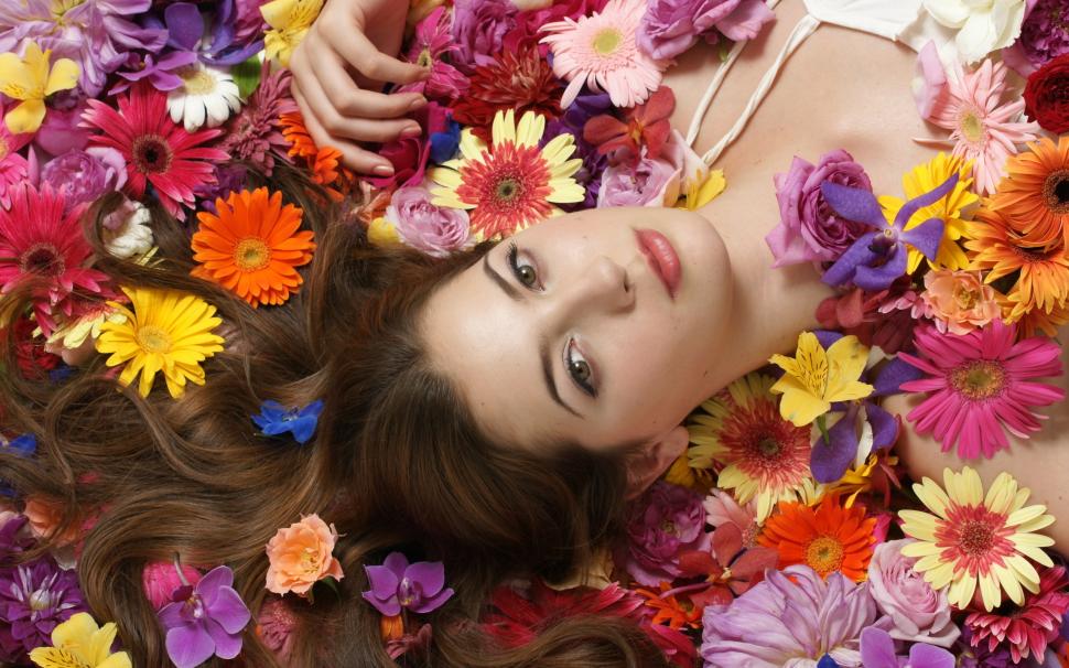 Girl lying flowers wallpaper,Girl HD wallpaper,Lying HD wallpaper,Flowers HD wallpaper,2560x1600 wallpaper