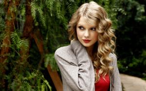 Smiling Taylor Swift Actress wallpaper thumb