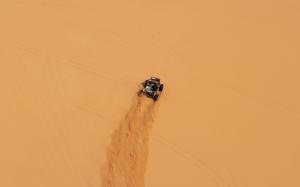 Car in the desert wallpaper thumb