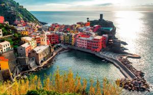 Italy, Vernazza Colorful Houses wallpaper thumb