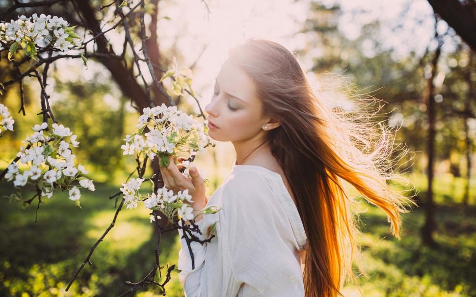 Girl hair in the wind, sun rays, spring, white flowers wallpaper,Girl HD wallpaper,Hair HD wallpaper,Wind HD wallpaper,Sun HD wallpaper,Rays HD wallpaper,Spring HD wallpaper,White HD wallpaper,Flowers HD wallpaper,1920x1200 wallpaper