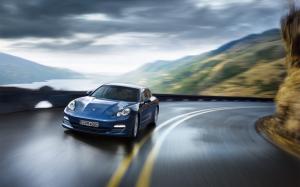 Speeding Porsche Panamera wallpaper thumb