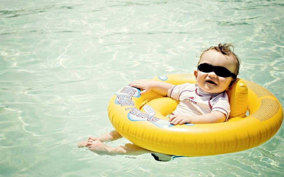 Funny Babe Boy wallpaper,pool HD wallpaper,funny kid HD wallpaper,sunglasses HD wallpaper,2880x1800 wallpaper