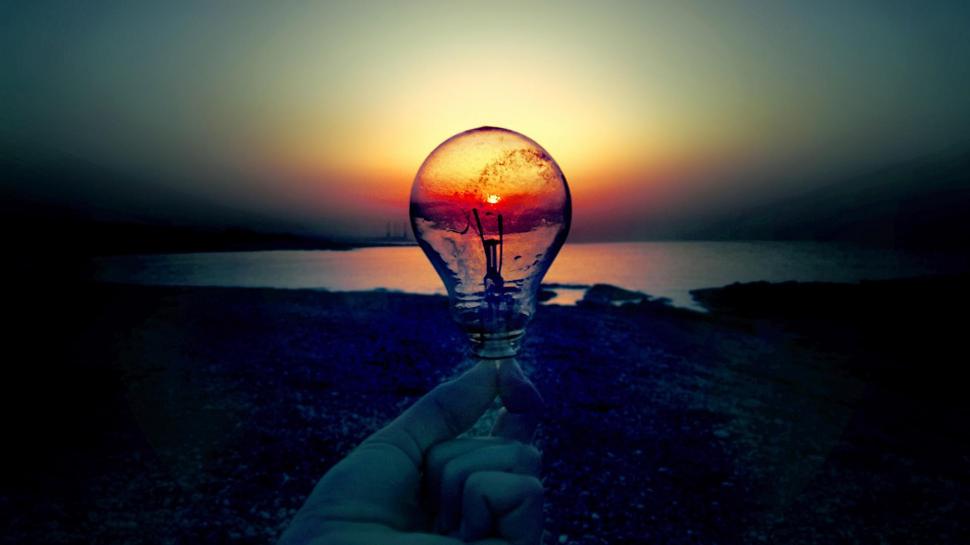 Light bulb in the sunset wallpaper,photography HD wallpaper,1920x1080 HD wallpaper,sunset HD wallpaper,bulb HD wallpaper,light bulb HD wallpaper,hanf HD wallpaper,1920x1080 wallpaper