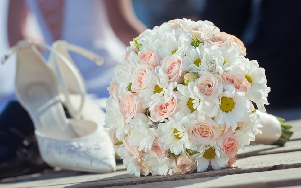 Wedding flowers, bouquet, pink roses and white daisy, shoes wallpaper,Wedding HD wallpaper,Flowers HD wallpaper,Bouquet HD wallpaper,Pink HD wallpaper,Roses HD wallpaper,White HD wallpaper,Daisy HD wallpaper,Shoes HD wallpaper,2560x1600 wallpaper