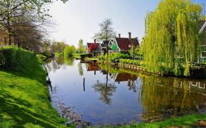 Canal in the village wallpaper thumb