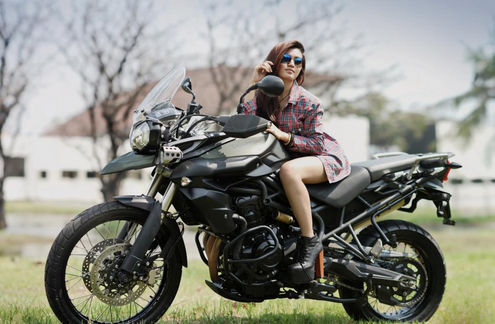 Girl on motorcycle wallpaper,girl HD wallpaper,background HD wallpaper,motorcycle HD wallpaper,2560x1674 wallpaper