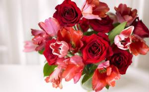Tulips and roses bouquet wallpaper thumb
