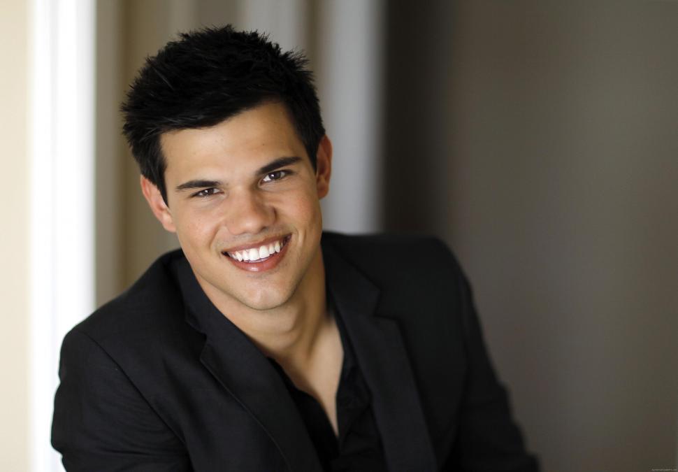 Taylor Lautner smiling wallpaper,taylor HD wallpaper,lautner HD wallpaper,celebrity HD wallpaper,smile HD wallpaper,men HD wallpaper,actor HD wallpaper,3286x2288 wallpaper