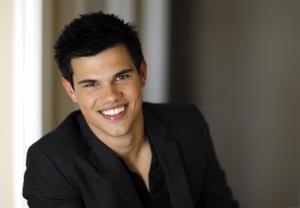 Taylor Lautner smiling wallpaper thumb