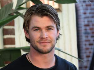Chris Hemsworth, Actor, Celebrities, Movie Star, Short Hair, Blue Eyes, Smiling, Photography wallpaper thumb